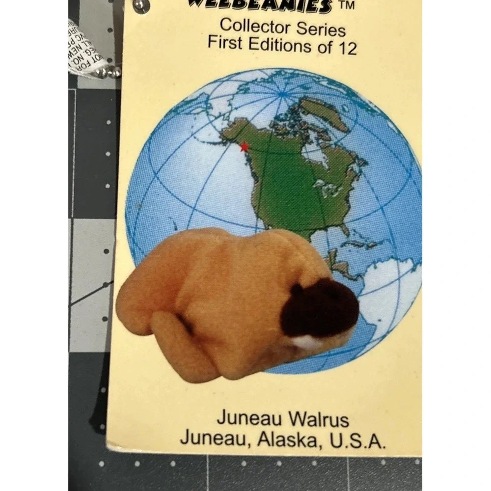 1997 WEEBEANIES COLLECTOR SERIES 1st EDITION keychain Juneau Walrus Plush w/card